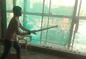 अवैध निर्माण को लेकर सात दिन पहले सील इमारत की जा रही ध्वस्त